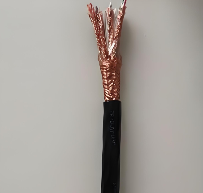 電纜作為電力傳輸?shù)难}，其性能直接影響到整個(gè)系統(tǒng)的可靠性.jpg